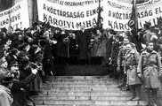 Károlyi (középen) a Magyar Népköztársaság kikiáltása napján, 1918. november 16-án (kép forrása: cultura.hu)