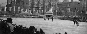 Az 1939-es műkorcsolya világbajnokságon a tribünöket közvetlenül a szabványos méretű jégpálya köré, a tó medrébe építették, hogy a nézők minél közelebbről láthassák a versenyzőket (Fortepan)