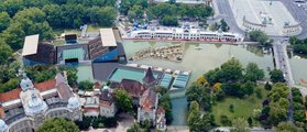 A vizes vb egyik legszebb helyszíne: a szinkronúszók medencéi és nézőtere a Városligeti tavon,  Vajdahunyad vára szomszédságában (fina-budapest2017.com)