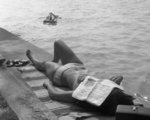 Miközben a feleség a parton napozik, a férj a gumimatracon pihen (1971)