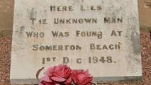 A férfi sírköve. „Itt nyugszik az ismeretlen férfi, akit Somerton Beach-en találtak 1948. december 1-jén.” (kép forrása: mentalfloss.com