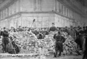 Barikád a Rue Voltaire-en. A képen már a hadsereg katonái állnak mellette, a „véres hetet” követően (kép forrása: Wikimedia Commons)