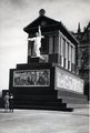 1919, Kossuth Lajos tér, Andrássy Gyula szobra fölé épített "Munka Háza" című 1919. május 1-i díszlet. Háttérben a Parlament