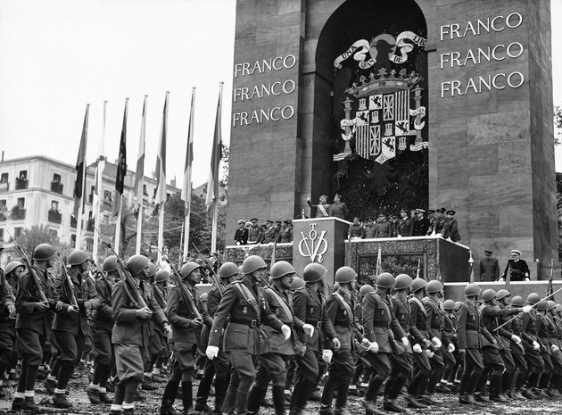 Las tropas italianas marchan frente a la tribuna de Franco durante el Desfile de la Victoria el 19 de mayo de 1939 (Crédito de la imagen: Twitter)