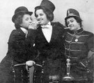 Vidám hölgyek, 1916 (Kép forrása: Fortepan)