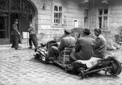Szórakozás a háborús napokban, 1945 (Kép forrása: Fortepan / Carl Lutz)