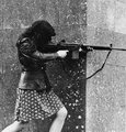 A „transzatlanti forradalmi rendszer” a későbbiekben is működésbe lépett: az amerikai AR–18 gépkarabély (a képen egy női IRA-fegyveres kezében 1970-ben) a 20. század észak-írországi harcainak szimbólumává vált (kép forrása: rarehistoricalphotos.com)