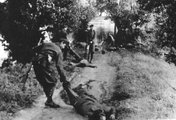 1941 áprilisában a honvédség alakulatai agyonlőtt ellenállók holttesteit vonszolják, hogy bedobják a Dunába (kép forrása: origo.hu/Fortepan)