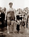 Látogatók egy washingtoni szépségversenyen, amelyet a közeli tó partján rendeztek meg (1919)