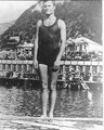 Bernard Cyril Freyberg áll a tengerben kialakított medence mellett Wellingtonban 1914-ben