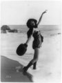 Alice Maison amerikai színésznő az óceán partján (1918)