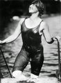 New York-i nő lépked ki boldogan a vízből (1916)