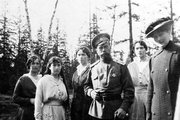 II. Miklós cár feleségével (j) és lányaikkal (b-j): Marijával, Anasztáziával,  Olgával és Tatjánával (kép forrása: Russia Beyond)