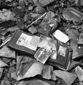 Egy családi fotóalbum maradványai Nagaszaki utcáján két hónappal az atombomba ledobása után