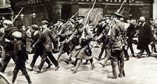 Foglyokat vezető brit katonák Dublin utcáin a felkelés leverése után (kép forrása: The Irish Times)