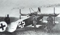 Richthofen (k) utolsó repülőgépével, a híres piros Fokker Dr. I-essel (kép forrása: all-things-aviation.com)