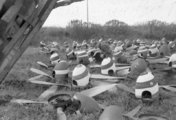 A Brit Királyi Légierő tisztje ellenőrzi a német repülőkről eltávolított propellereket