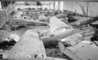 Repülőgéproncsokkal teli hangár 1945. április 20-án. Az előtérben Heinkel He 111 és He 177 típusú bombázók
