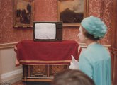 A királynő televízióján a palota előtti tömeg ünneplését figyeli 