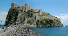Az Aragóniai-vár Ischia szigetén (kép forrása: Wikimedia Commons)