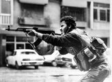 A síita AMAL mozgalom fegyverese tűzharcban Nyugat-Bejrútban 1987. február 20-án (kép forrása: moulahazat.com)