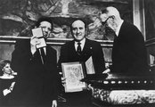 Jevgenyij Csazov (b) és Bernard Lown (k) átveszik szervezetük nevében a Nobel-díjat 1985-ben (kép forrása: aleks170565.livejournal.com)