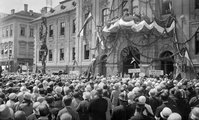 Tüntetés a trianoni béke ellen a szegedi városháza előtt, 1920. (kép forrása: magyarhang.org)