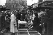 1956, Lehel (Élmunkás) téri piac, háttérben a templom
