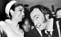 Farah császárné Salvador Dalíval, 1969. (kép forrása: iroon.com)