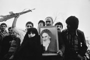 Iráni fegyveresek Khomeini portréjával a forradalom idején (kép forrása: abc.net.au)