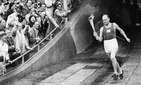 Nurmi az olimpiai lánggal, 1952. (kép forrása: rd.fi)