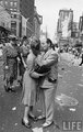 Alfred Eisenstaedt fényképész maga is megcsókolt egy hölgyet