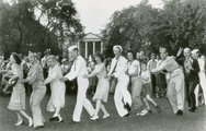 Különös tánc a Fehér Ház előtt