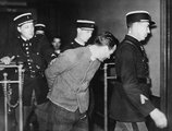 Weidmannt elvezetik letartóztatása után (kép forrása: Rare Historical Photos)