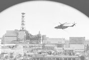 Oltóanyagot szóró helikopter a felrobbant reaktorblokk felett (kép forrása: history.com)