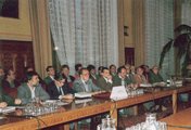 Az Ellenzéki Kerekasztal létrejötte megakadályozta, hogy az állampárt egymás ellen fordítsa az ellenzéki szerveződéseket. A képen balról jobbra: Varga Csaba (Néppárt), Antall József és Szabad György (MDF), Orbán Viktor (Fidesz), Tölgyessy Péter (SZDSZ), Boross Imre (FKGP), Vígh Károly (BZSBT)