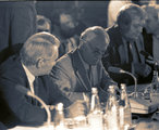 Nyers Rezső a Nemzeti Kerekasztal 1989. szeptember 18-ai ülésén. Mellette Gál Zoltán és Pozsgay Imre