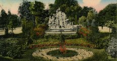 A virágokkal körülvett Sió regéje szökőkút a századfordulón (képeslap, részlet, magángyűjtemény)