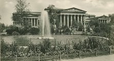 A Szépművészeti Múzeum előtti szökőkút, a téren átvezető út bal oldalán, az 1910-es években (képeslap, részlet, magángyűjtemény)
