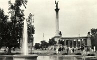 A Műcsarnok előtti szökőkút, a téren átvezető út jobb oldalán, a Millenniumi emlékművel 1937-ben (képeslap, magángyűjtemény)
