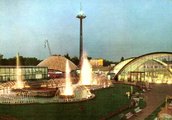 A BNV kivilágított szökőkútja a vásárváros központi terén, modern építészeti környezetben, 1968-ban (képeslap, magángyűjtemény)