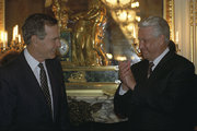 George H.W. Bush amerikai elnök Borisz Jelcin orosz elnökkel a washingtoni orosz nagykövetségen (kép forrása: Wikimedia Commons)