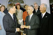 John F. Kennedy amerikai elnök átadja Cousteau-nak a National Geographic Society aranyérmét 1961. április 16-án (kép forrása: divingalmanac.com)