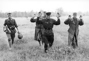 Magukat megadó szovjet csapatok német katonák kíséretében 1941 júniusában (kép forrása: Pinterest)