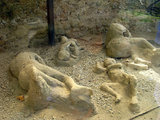 Egy hamu alá temetett család maradványai Pompejiben (kép forrása: All That's Interesting)
