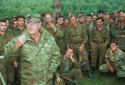 Ratko Mladić boszniai szerb csapatokkal (kép forrása: imgur.com)