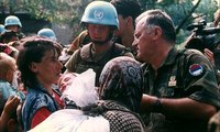 Ratko Mladić bosnyák civilekkel és egy holland békefenntartóval (kép forrása: imgur.com)