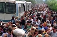 Menekültek ezrei várnak arra, hogy buszra szállhassanak a tuzlai repülőtérnél lévő ENSZ-bázisnál felállított menekülttáborban, 1995. július 14. (kép forrása: pursue-news.com)