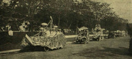 Elvonulnak a díszemelvény előtt az automobil virágkorzó résztvevői (Balogh Rezső felvétele, Vasárnapi Újság, 1904. 21. szám)