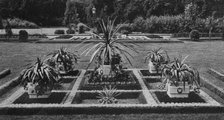 A virágágyások kialakításánál Räde Károly az újszerű, geometrikus stílus híve volt. A képen a Körönd virágládákkal kombinált ágyásai 1913-ban (Räde Károly felvétele, A Természet, 1927)